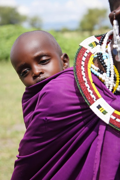 Afrika Tansania Februar 2016 Kleines Baby hinter dem Stamm der Massai-Mutter