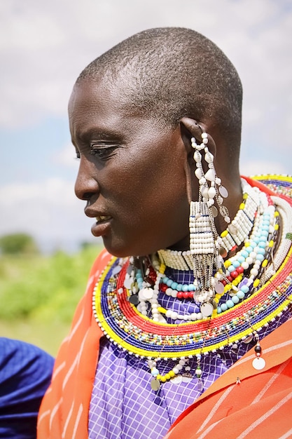 Afrika Tansania Februar 2016 Masai-Frau des Stammes in einem Dorf in traditioneller Kleidung