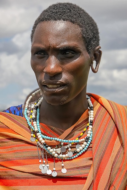 Afrika Tansania Februar 2016 Masai-Mann posiert in nationaler Kleidung