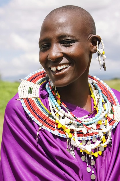 Afrika Tansania Februar 2016 Massai-Frau des Stammes in einem Dorf in traditioneller Kleidung