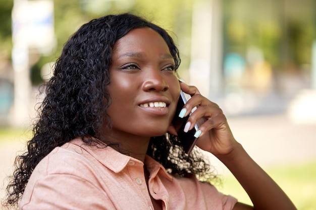 afrikanisch-amerikanische Frau ruft mit dem Smartphone an