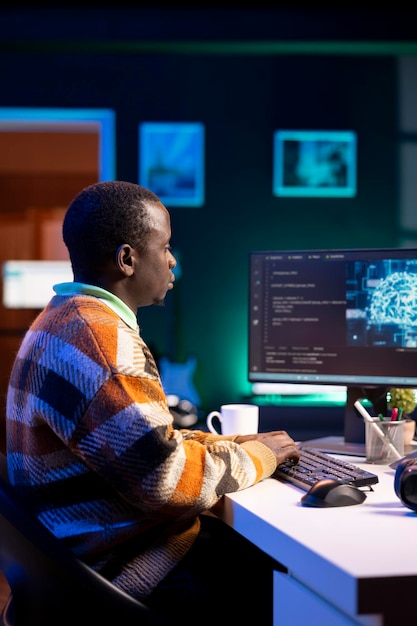 afrikanisch-amerikanischer IT-Professional, der KI-Systeme für maschinelles Lernen verwaltet