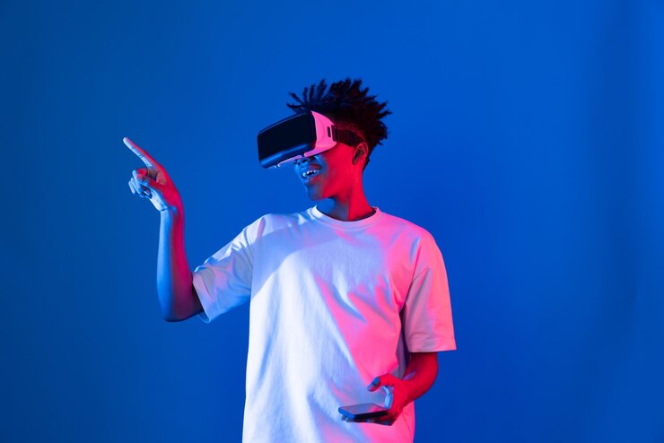 Foto afrikanisch-amerikanischer spieler trägt vr mit dem telefon spielen spiel neon wand konspiration