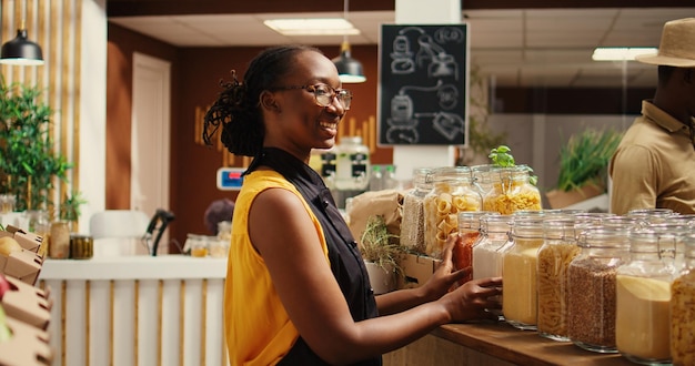 Afrikanisch-amerikanischer Verkäufer, der Massenprodukte im örtlichen Laden arrangiert