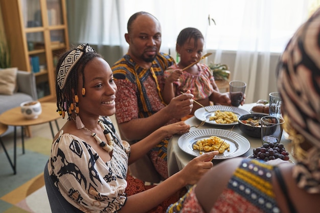 Afrikanische Familie in traditionellen Kostümen beim Feiertagsessen