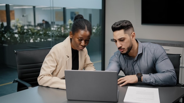 Afrikanische Finanzberaterin Geschäftsfrau Agent Anwalt Kollegin Partner diskutieren Projekt