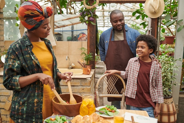 Afrikanische Frau bereitet Abendessen für ihre Familie nach der Arbeit im Garten vor