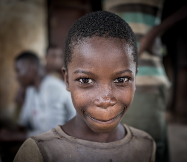 Afrikanische Jungen im Dorfporträt