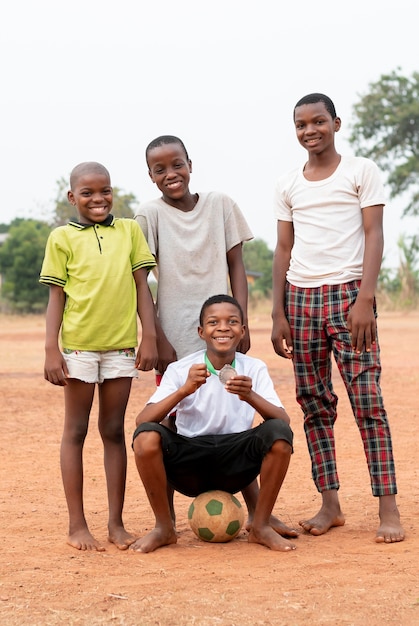 Afrikanische Kinder mit Fußball und Medaille