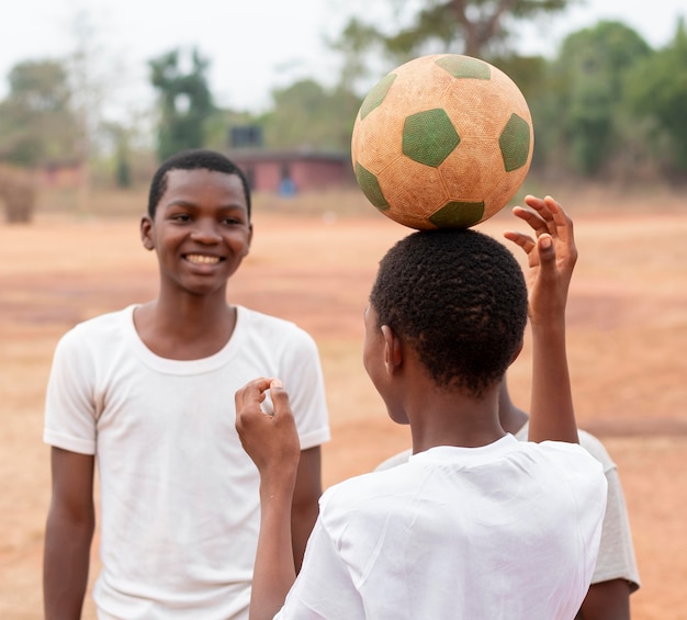 Afrikanische Kinder mit Fußball