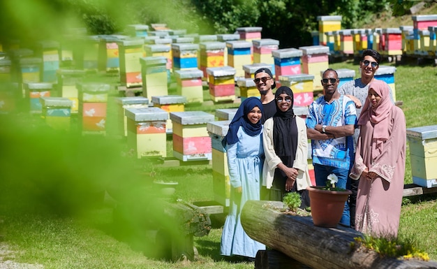 afrikanische muslimische volksgruppe, die lokale honigproduktionsfarm besucht