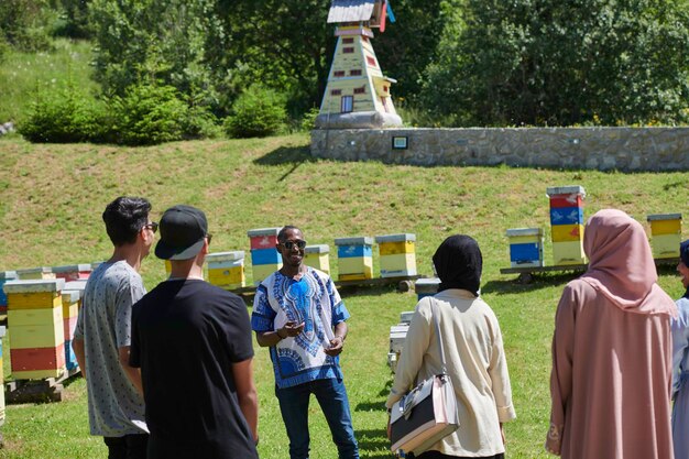 afrikanische muslimische volksgruppe, die lokale honigproduktionsfarm besucht