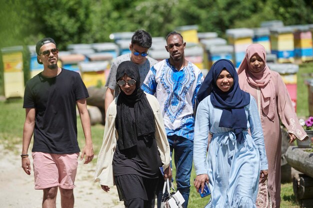 afrikanische muslimische volksgruppe, die lokale honigproduktionsfarm besucht