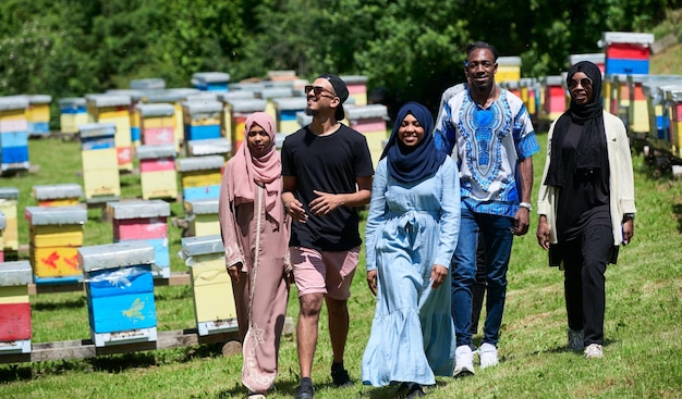 afrikanische muslimische volksgruppe, die lokale honigproduktionsfarm besucht