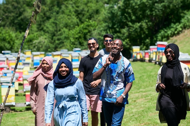 afrikanische muslimische volksgruppe, die lokale honigproduktionsfarm besucht