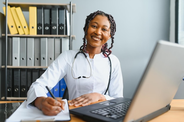 Afrikanische Ärztin spricht mit Patientin Telemedizin Online-Webcam-Videoanruf Therapeutin Videokonferenzen auf dem Computer im Remote-Telemedizin-Laptop virtueller Chat Telegesundheitskonzept