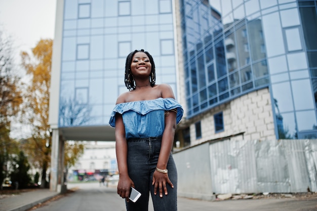 Afrikanische stilvolle Frau, die draußen aufwirft