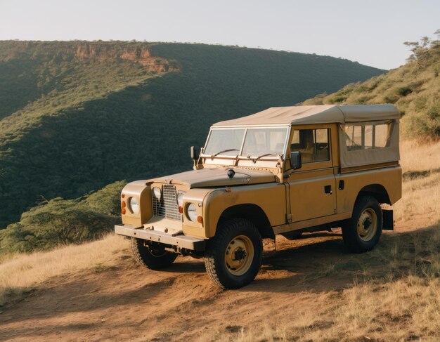 Afrikanische Wildtiere Safari mit einem alten Landrover, der auf einem Hügel geparkt ist