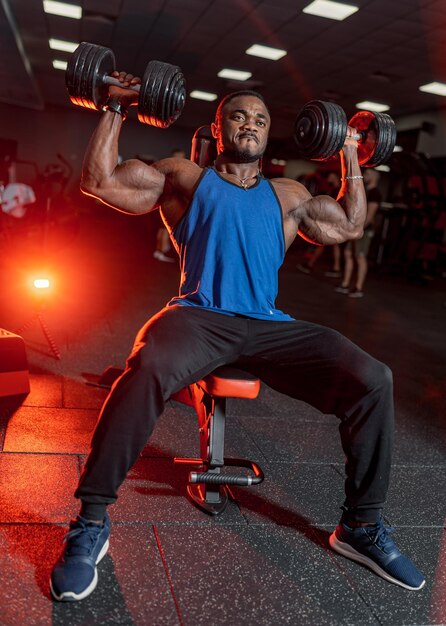 Afrikanischer Athlet im Fitnessstudio Muskulöser Bodybuilder, der im Fitnessstudio an einem Kabelzug trainiert