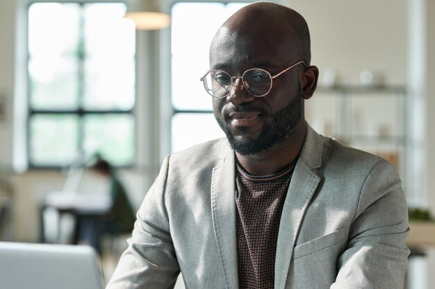 Afrikanischer Geschäftsmann, der im Büro arbeitet