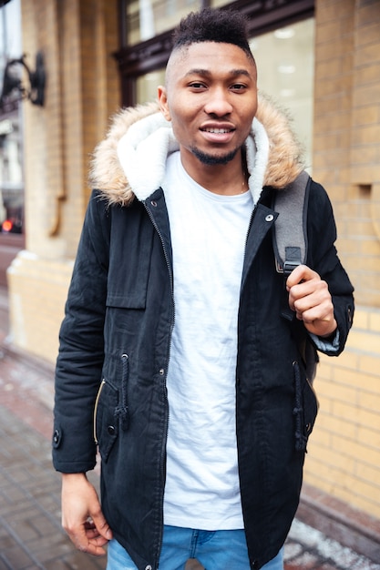 Afrikanischer gutaussehender Mann, der auf die Straße geht.