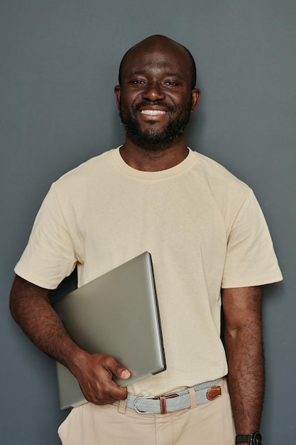 Afrikanischer junger Mann mit Laptop