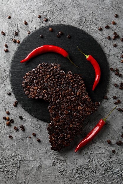 Afrikanischer kontinent aus kaffeebohnen auf grau strukturiertem hintergrund