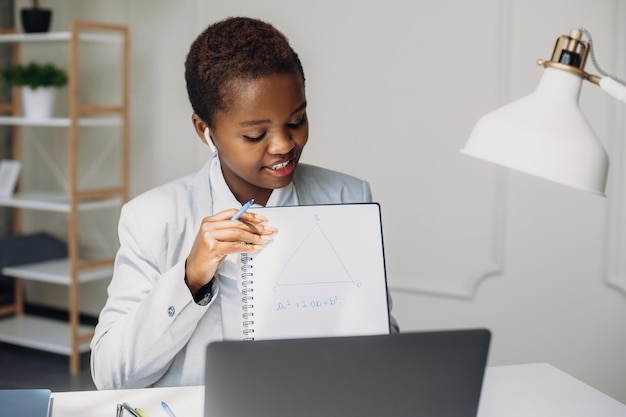 Afrikanischer Lehrer erklärt Kindern das neue Thema im Online-Unterricht Online-Kurse Quarantäneleben ...