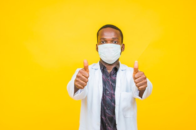 Afrikanischer männlicher Arzt trägt eine Schutzmaske