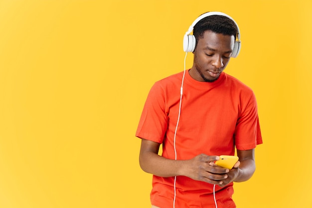 Afrikanischer Mann mit Kopfhörern, Technologie, Musikunterhaltung