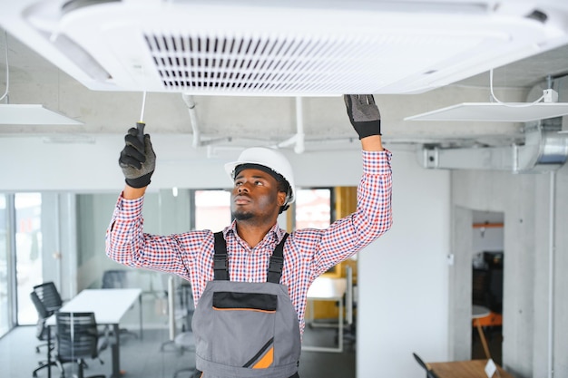 afrikanischer Mann Techniker Reparatur von Klimaanlagen