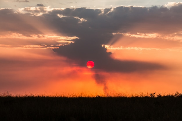 Afrikanischer Sonnenuntergang und Wolken