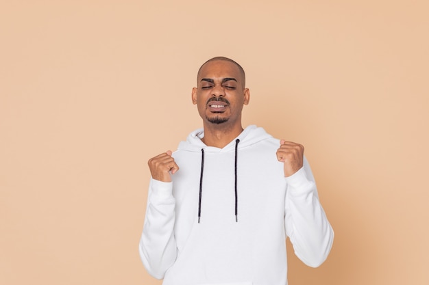 Afrikanischer Typ mit einem weißen Sweatshirt