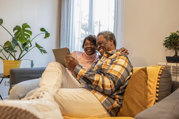 Afrikanisches älteres Paar zu Hause Videoanruf-Tablet mit Familie