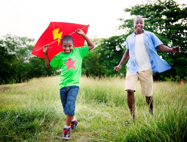 Afrikanisches Familien-Glück-Ferien-Ferien-Tätigkeits-Konzept