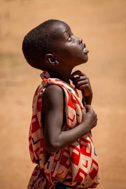 Afrikanisches Kind nachschlagen Der Massai-Stamm Kenia