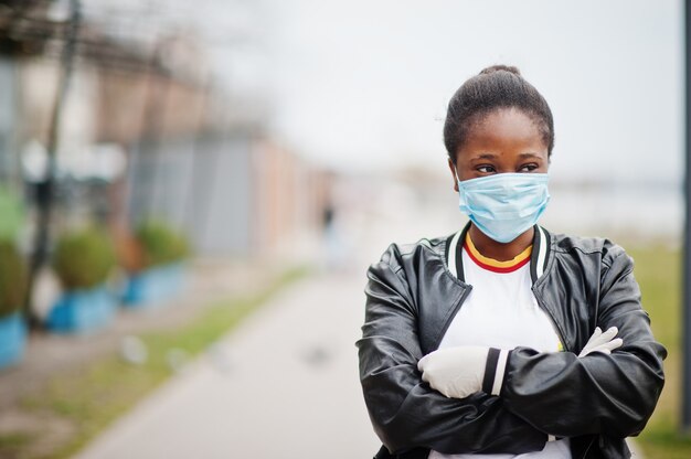 Afrikanisches Mädchen im Park, das medizinische Masken trägt, schützt vor Infektionen und Krankheiten Coronavirus-Virus-Quarantäne.