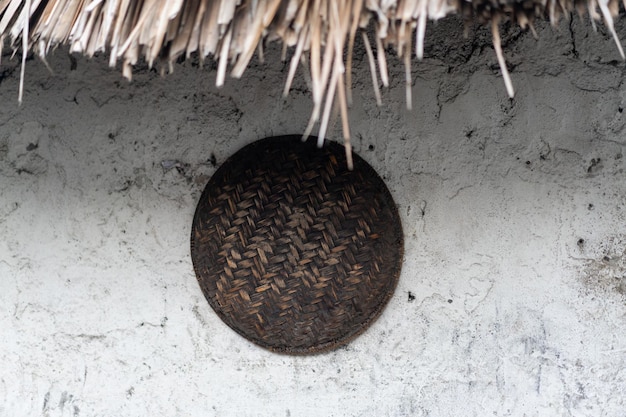 Afrikanisches traditionelles Dorfschild auf Dorfhaus. Hochwertiges Foto