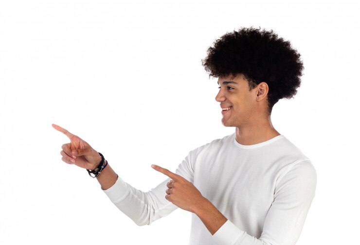 Foto afro adolescente com cabelo afro apontando algo com o dedo