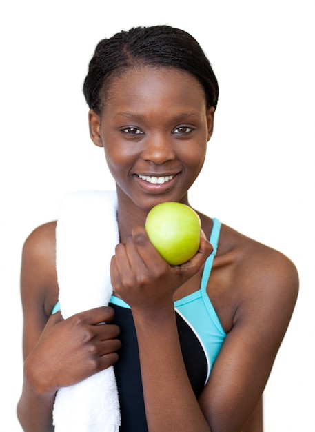 Afro-american fitness mujer comiendo una manzana