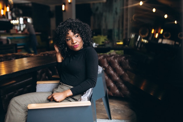 Afro americana mulher feliz em um café