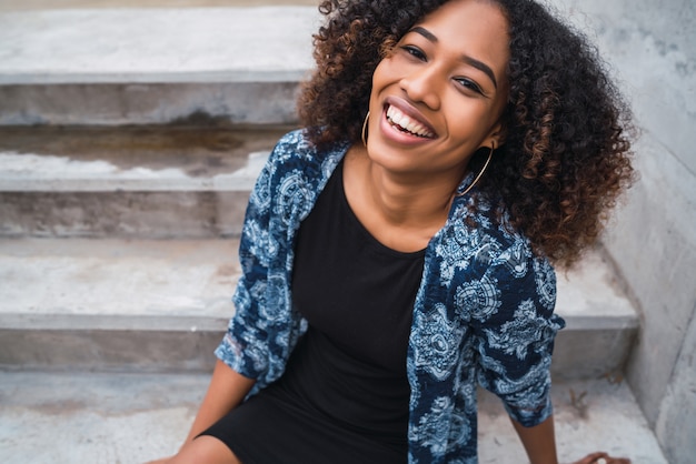 Afro-americana mulher sentada nos degraus.