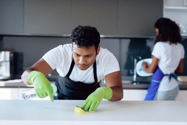 Afro americano casal limpeza na cozinha