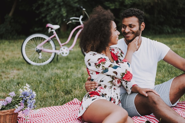 Afro americano casal no piquenique com a esposa