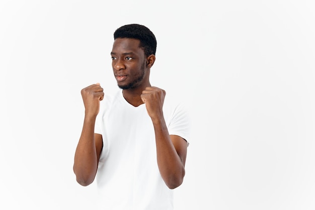 Afro-americano em fundo isolado de estúdio de estilo moderno de camiseta branca