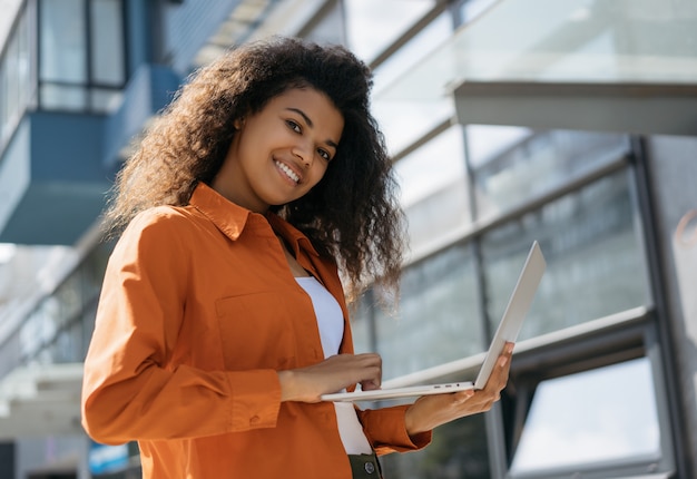 Foto afro-americano estudante estudando, usando a tecnologia moderna e internet. conceito de educação on-line