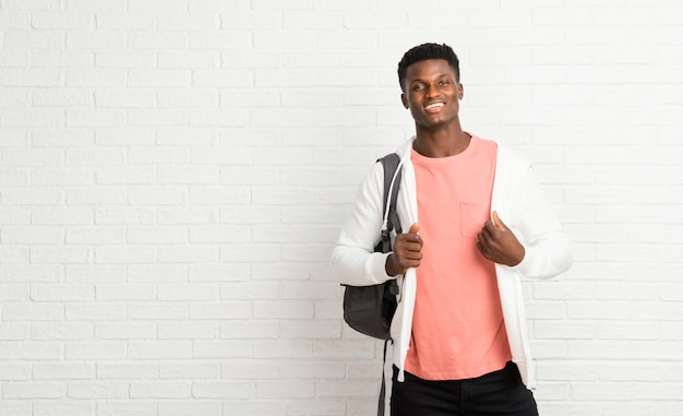 Foto afro americano jovem estudante orgulhoso e auto-satisfeito em amor-se conceito