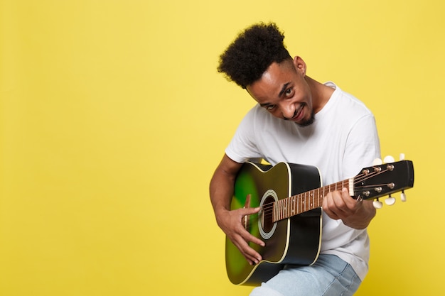 Afro-americano retro estilo guitarrista tocando violão