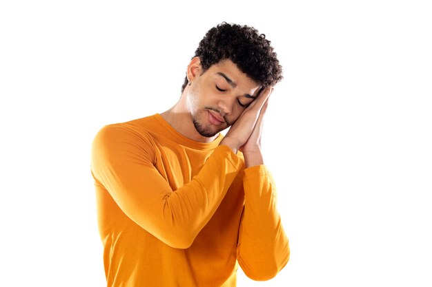 Afro cansado com um suéter laranja isolado