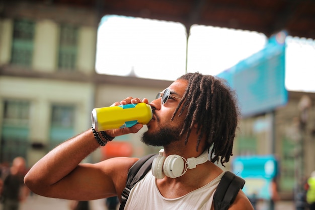 Afro cara bebendo na rua